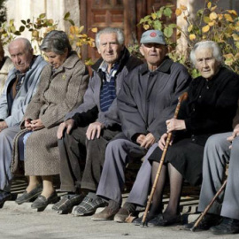 Ancianos de un pueblo de Cuenca, en una foto de archivo. / EFE