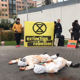 Extinction Rebellion bloquea el acceso a Repsol para visibilizar la emergencia climática. Extinction Rebellion