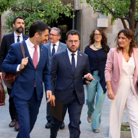 El president del Govern, Pere Aragonès, es dirigeix a la primera reunió del consell executiu després de vacances, acompanyat de la consellera de Presidència, Laura Vilagrà, i del vicepresident, Jordi Puigneró.