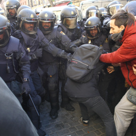 Tensión en las inmediaciones de la calle Argumosa de Madrid entre agentes antidisturbios de la Policía Nacional y activistas de la plataforma 'Stop Desahucios'. Eduardo Parra Europa Press