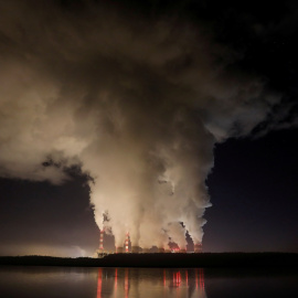 Columnas de humo y vapor se desprende de la planta eléctrica de Belchatow, la mayor central de carbón de Europa, operada por PGE Group, cerca de Belchatow, en Polonia. REUTERS/Kacper Pempel