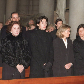 Carmen Franco, segunda por la izquierda, junto a sus hijos José Cristóbal, Carmen, Arantxa, Merry, Mariola, Francisco y Jaime (estos dos últimos en segunda fila) durante el funeral de Cristobal Martínez-Bordiú, Marqués de Villaverde. EFE