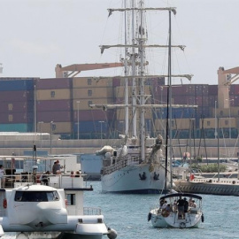 Un carguero fondea en el Puerto de València.- EFE