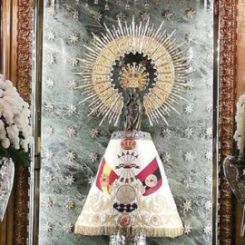 La Virgen del Pilar con un manto de la Falange - Falange Española y de las Jons