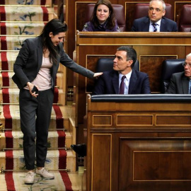 La portavoz de Unidos Podemos, Irene Montero, conversa con el presidente del Gobierno, Pedro Sánchez durante el debate de totalidad de los presupuestos este martes en el pleno del Congreso