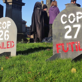 Funeral simbólico por la COP26 organizado en Glasgow por Extinction Rebellion.- Guillermo Garrido / EFE