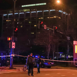 Oficiales de Policía de Chicago controlan el tráfico cerca del Hospital Mercy, escena de un tiroteo en Chicago - EFE/Tannen  Maury