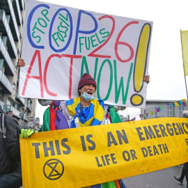  12 de noviembre de 2021, Reino Unido, Glasgow: Activistas por la justicia climática se manifiestan frente a las puertas de la Cop26 en el último día de la Conferencia de las Naciones Unidas sobre el Cambio Climático (COP26).- Andrew Milligan / Europa