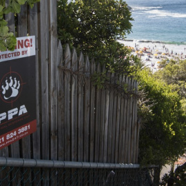 Un cartel de la empresa de seguridad que ordenó el desalojo de la playa de Clifton. - AFP