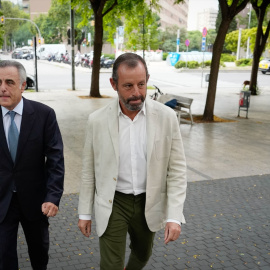 El expresidente del FB Barcelona, Sandro Rosell (d), a su llegada al juicio por un presunto delito contra Hacienda, en el juzgado de lo penal 3 de Barcelona, a 12 de septiembre de 2022, en Barcelona, Catalunya (España).