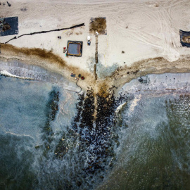  Fotografía aérea de dron que muestra las labores de limpieza el pasado 28 de enero, en las playas de Ancón (Perú).- EFE