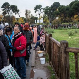 Más de cien solicitantes de asilo hacen cola en la comisaría de Aluche (Madrid) para obtener una fecha para iniciar su procedimiento.- JAIRO VARGAS