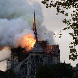 La aguja de Notre Dame ha caído a causa del incendio. / AFP