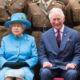 La reina Isabel II junto a su hijo Carlos.