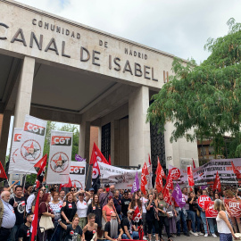 Trabajadoras y trabajadores del Servicio de Atención al Cliente del Canal Isabel II protestan frente a su sede en Madrid ante el riesgo de perder sus condiciones laborales.