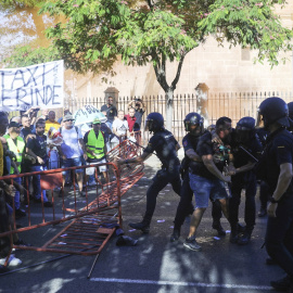 08/09/2022 Enfrentamientos entre la Policía y los manifestantes en la protesta convocada por el sector del taxi en Sevilla (Andalucía)