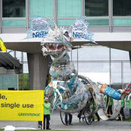 Miembros de Greenpeace muestran este martes un "monstruo" de plástico ante la sede de Nestlé en Vevey (Suiza) en protesta del plástico de un sólo uso. EFE/Laurent Gillieron