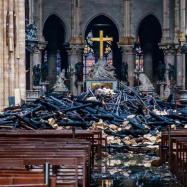 Vista del interior de la catedral de Notre Dame después del incendio sufrido. EFE