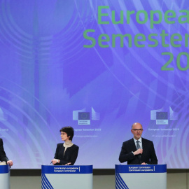 El vicepresidente de la Comisión Europea, Valdis Dombrovskis, la comisaria de Empleo y Asuntos Sociales, Marianne Thyssen, y el comisario de Asuntos Económicos y Monetarios, Pierre Moscovici, en la rueda de prensa en Bruselas para la presentación del i