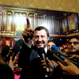 El vicepresidente italiano y ministro de Interior, Matteo Salvini, rodeado de periodistas en el Senado. REUTERS/Remo Casilli