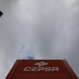 El logo de Cepsa en una gasolinera en Madrid. REUTERS/Sergio Pérez