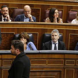 Gabriel Rufián abandona el Congreso ante la mirada de Borrell, quien denunció haber sido escupido por un diputado de ERC. / JAVIER LIZÓN (EFE)