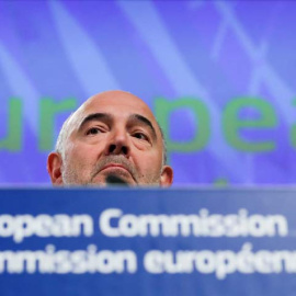 El comisario europeo de Asuntos Económicos, Pierre Moscovici, se dirige a los medios en Bruselas. (JULIEN WARNAND | EFE)