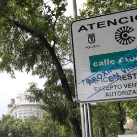 Vista de una señal vertical situada en la calle Atocha para advertir de la llegada de Madrid Central/ EFE