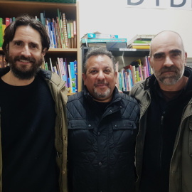 Juan Diego Botto (izq.) y Luis Tosar (der.) posan junto a Richard Rodríguez, afectado por desahucios, durante el rodaje de la película  'En lo márgenes'.