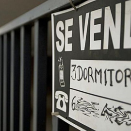 Cartel de 'Se vende' en una vivienda en Madrid. E.P.