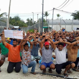 un grupo de refugiados protesta de rodillas en un antiguo centro de detención australiano para solicitantes de asilo en la isla de Manus, en noviembre de 2017.- MSF