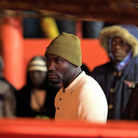 Varios inmigrantes de origen marroquí y subsahariano a su llegada ayer al puerto de Algeciras tras ser rescatados ayer en aguas de estrecho por el buque María Zambrano. EFE/A. Carrasco Ragel