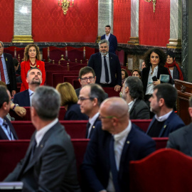 El presidente de la Generalitat, Quim Torra, saluda a los doce líderes independentistas acusados por el proceso soberanista catalán./EFE