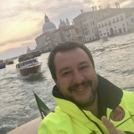 Un 'selfie' de Salvini en medio de las inundaciones de Venecia indigna a Italia