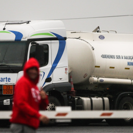 Un camión cisterna con el mensaje "Queremos ser una solución, nunca un problema" en su tanque durante la huelga de transportistas de combustible, en Matosinhos, Portugal. EFE/ Estela Silva