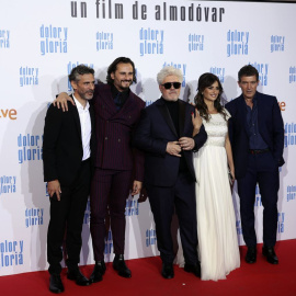 El director Pedro Almodóvar junto a los protagonistas de 'Dolor y gloria', Penélope Cruz, Antonio Banderas y Asier Etxeandia, posan a su llegada a la premier de la película | EFE/ Archivo