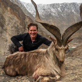 Bryan Kinsel Harlan junto con el cuerpo sin vida de un Astor markhor./Twitter