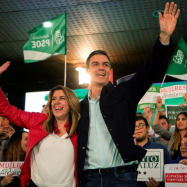 El presidente del Gobierno, Pedro Sánchez (d), y la presidenta de la Junta de Andalucía y candidata Susana Díaz (i), saludan durante el inicio de un acto de campaña para las elecciones andaluzas del 2 de diciembre. EFE/Daniel Pérez