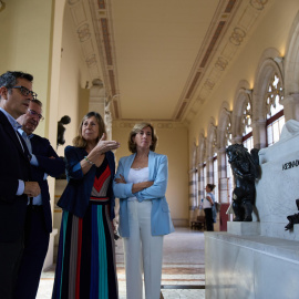 El ministro de la Presidencia, Félix Bolaños; el secretario de Estado de Memoria Democrática, Fernando Martínez, y la presidenta de Patrimonio Nacional, Ana de la Cueva, durante una visita al Panteón de los Hombres Ilustres.