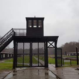 Puerta de entrada del campo de concentracion nazi de Stutthof (Polonia).