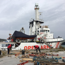 El barco de rescate de migrantes y ayuda a refugiados Open Arms, en el puerto de Barcelona.- PROACTIVA OPEN ARMS