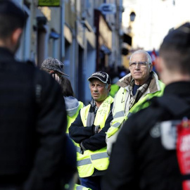 Policías franceses bloquean el paso de una protesta de los chalecos amarillos y de miembros del sindicato francés Confederación General del Trabajo (CGT), este jueves cerca del Centro de Congreso l'Etoile en Greoux Les Bains, Francia, donde tiene lugar