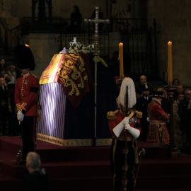 El sol brilla sobre el ataúd mientras los miembros del público ven a la reina Isabel II acostada en el catafalco en Westminster Hall en el Palacio de Westminster.