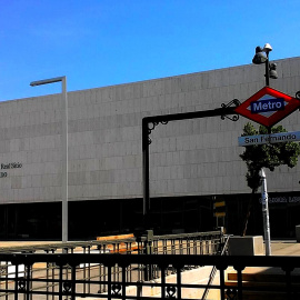 Fotografía en la que aparece el Metro de San Fernando, municipio en la Comunidad de Madrid de más de 40.000 habitantes. Al fondo, el Ayuntamiento.