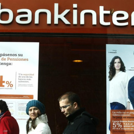 Un anuncio de planes de pensiones en una oficina de Bankinter. E.P.