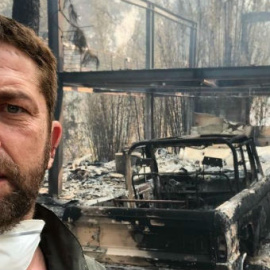 El actor Gerard Butler, protagonista de la película '300', se fotografía antes su mansión arrasada por el fuego en Malibú. / TWITTER