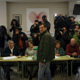 El candidato del PP Juan Manuel Moreno Bonilla, mira hacia los periodistas, mientras vota en su colegio electoral de Málaga. REUTERS/Jon Nazca