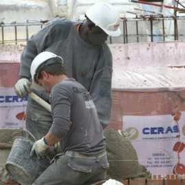 Foto de archivo de un trabajador extranjero en un obra. E.P.