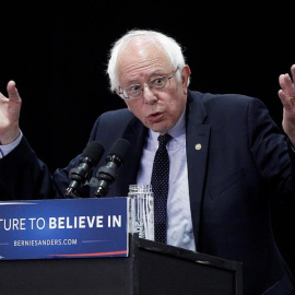 19/04/2016.- Fotografía de archivo tomada el 19 de abril de 2016 que muestra al senador independiente para Vermont Bernie Sanders en un acto electoral en Pennsylvania (Estados Unidos). El senador independiente por el estado de Vermont, Bernie Sanders, an