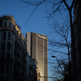 Vista de la fachada de la sede del Banco Sabadell en la Avenida Diagonal de Barcelona. E.P./David Zorrakino